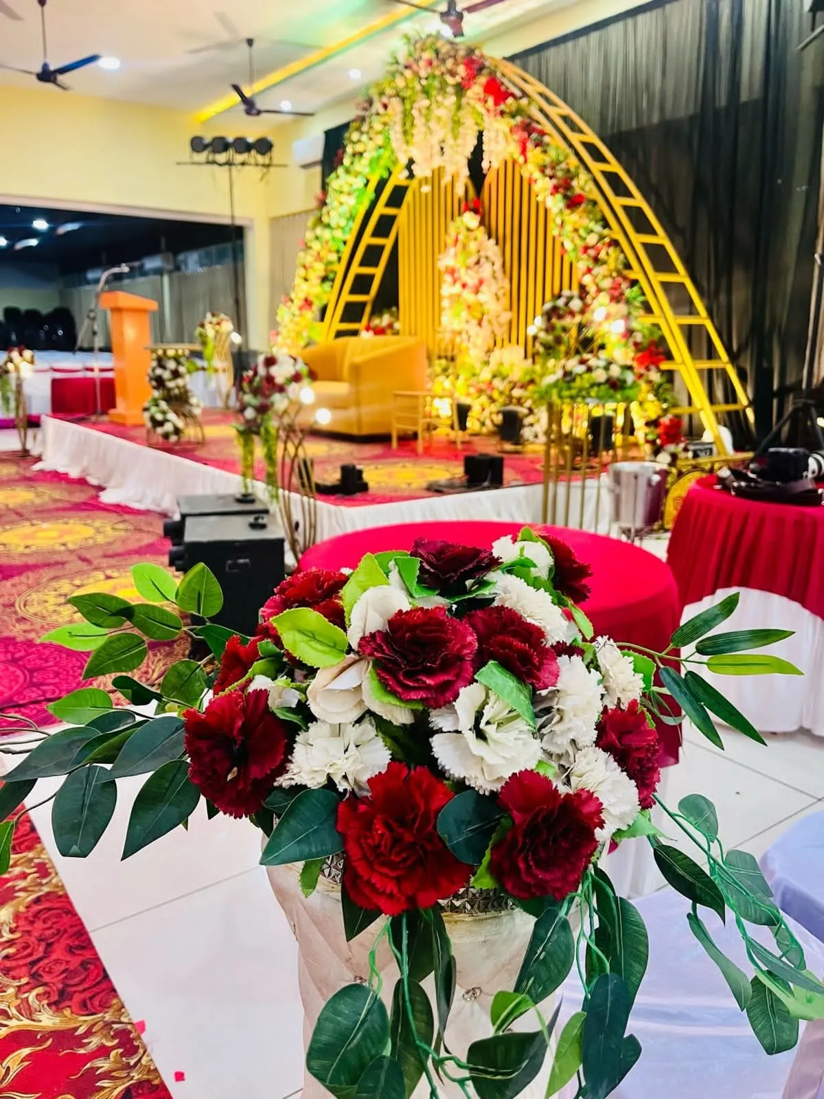 Candlelit floral table decor by Lobo Events Karkala